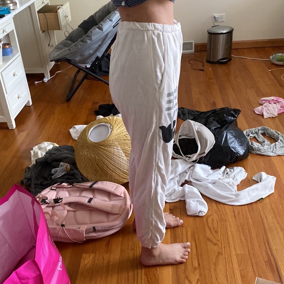 Free City Super Fluffy Pocket Logo Creamy Yumm Sweatpants - Picture 16 of 16